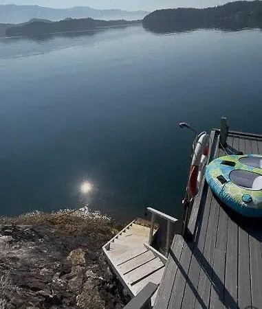 Feriehus With Jetty And Boat By Hardangerfjorden *